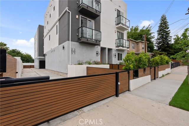 201 S Westlake Ave, Los Angeles CA: https://media.crmls.org/medias/8562bd9e-60dd-4638-aeb5-aa3e865a77a2.jpg