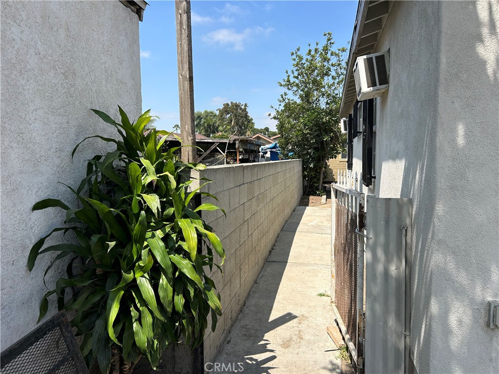 https://media.crmls.org/medias/8563d3e9-c1f8-413f-90c9-d789bbfda38c.jpg?preset=X-Large