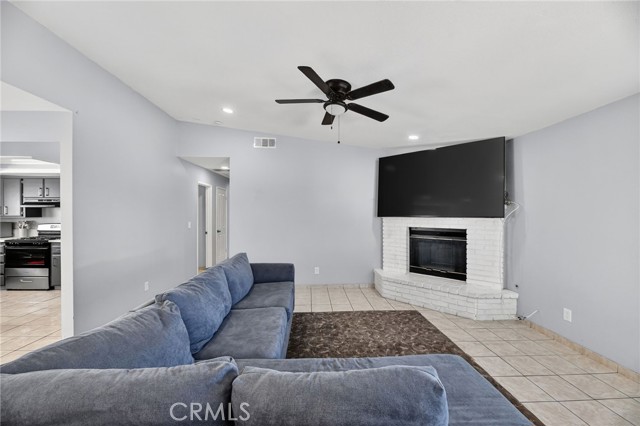 Detail Gallery Image 2 of 31 For 15505 Shadow Mountain Ln, Lake Elsinore,  CA 92530 - 3 Beds | 2 Baths