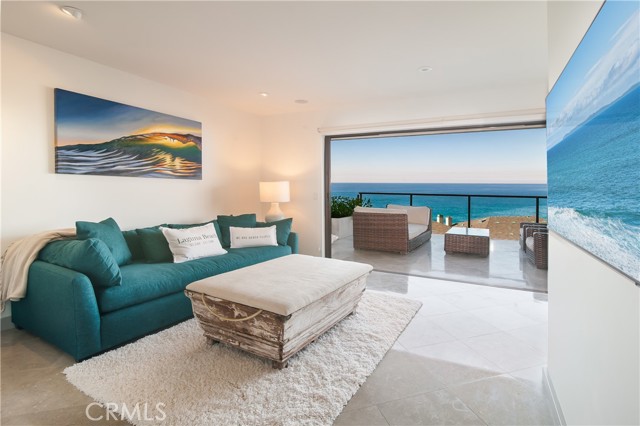 Detail Gallery Image 10 of 27 For 77 Blue Lagoon, Laguna Beach,  CA 92651 - 2 Beds | 3 Baths