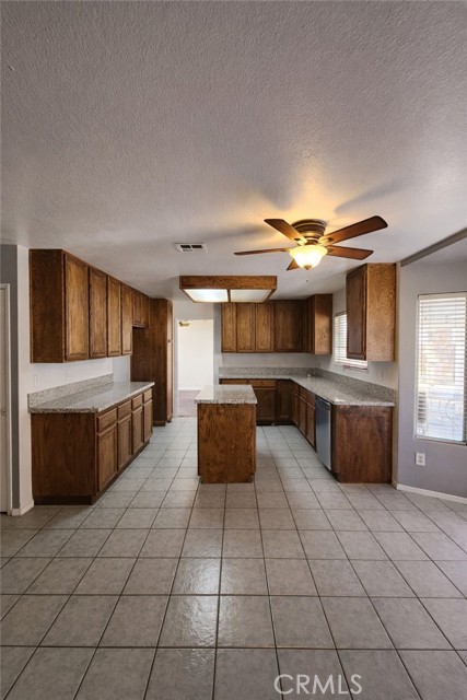 Detail Gallery Image 8 of 20 For 17068 Jurassic, Victorville,  CA 92394 - 4 Beds | 3 Baths