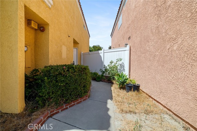 14300 Terra Bella Street, Panorama City CA: https://media.crmls.org/medias/8565748e-87f9-46ab-8dae-6950c288042d.jpg