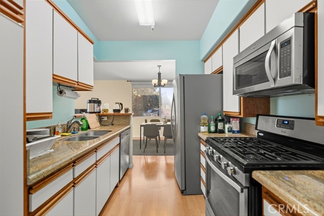 Detail Gallery Image 4 of 21 For 15455 Sherman Way #15,  Van Nuys,  CA 91406 - 2 Beds | 2 Baths