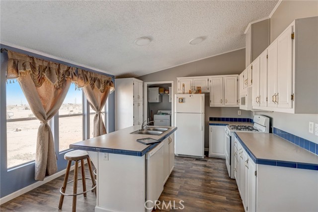 Detail Gallery Image 10 of 30 For 19032 Bonanza Trl, Helendale,  CA 92342 - 3 Beds | 2 Baths