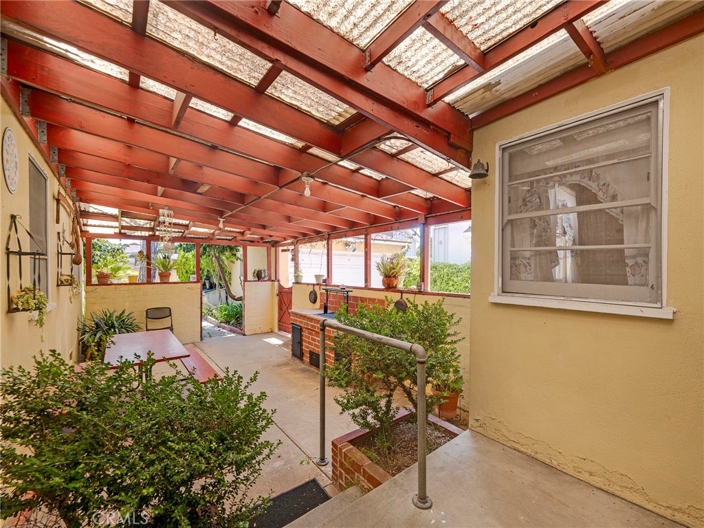 https://media.crmls.org/medias/856fa86c-2677-4b6f-8ba8-e07e67494f97.jpg?preset=X-Large