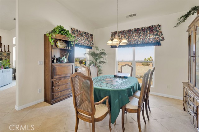 Detail Gallery Image 14 of 43 For 460 Solano Rd, Pinon Hills,  CA 92372 - 4 Beds | 3/1 Baths