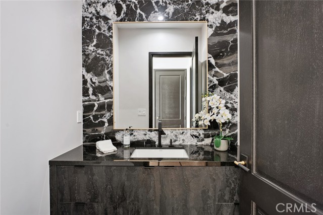 Detail Gallery Image 26 of 74 For 13807 Magnolia Bld, Sherman Oaks,  CA 91423 - 5 Beds | 4/1 Baths