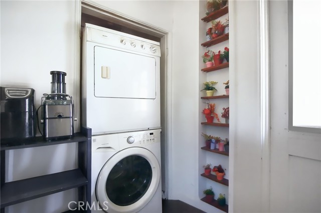 Detail Gallery Image 23 of 28 For 1329 -1331 N Screenland Dr #1329-1331,  Burbank,  CA 91505 - 4 Beds | 2 Baths