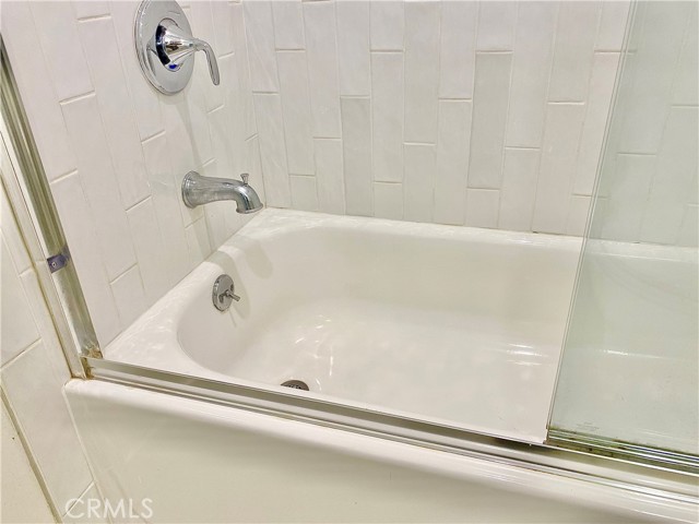 Detail Gallery Image 15 of 38 For 7327 Kester Ave #3,  Van Nuys,  CA 91405 - 4 Beds | 3/1 Baths