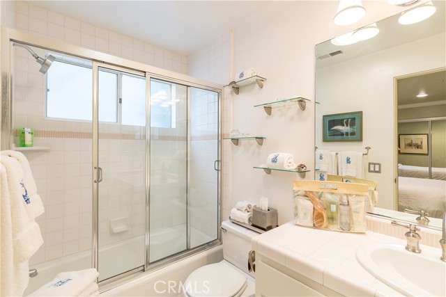 Full inviting bathroom for your guests... no sharing bathrooms in this beach house!