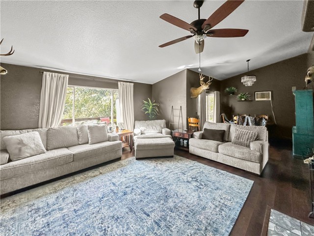 Detail Gallery Image 3 of 16 For 6149 Kanaka Ave, Oroville,  CA 95966 - 3 Beds | 2 Baths