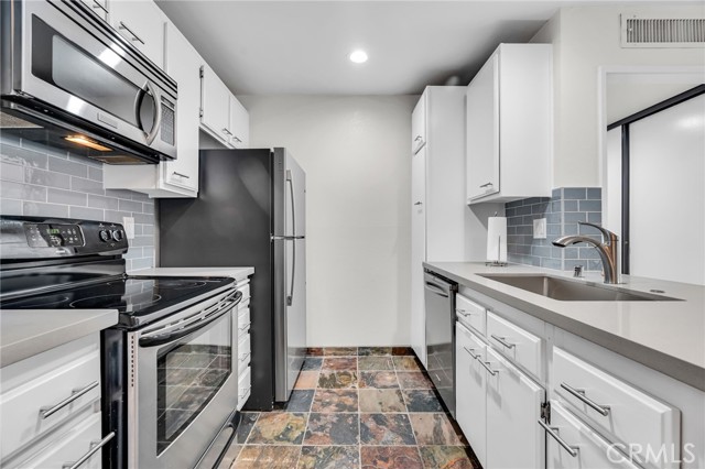 Detail Gallery Image 4 of 29 For 4260 via Arbolada #206,  Los Angeles,  CA 90042 - 1 Beds | 1 Baths