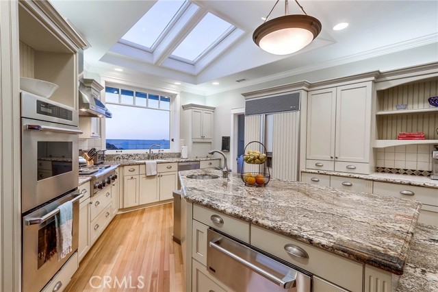 407 Mendoza Terrace, Corona del Mar CA: https://media.crmls.org/medias/85859213-d165-4e80-b88a-774732b94df4.jpg