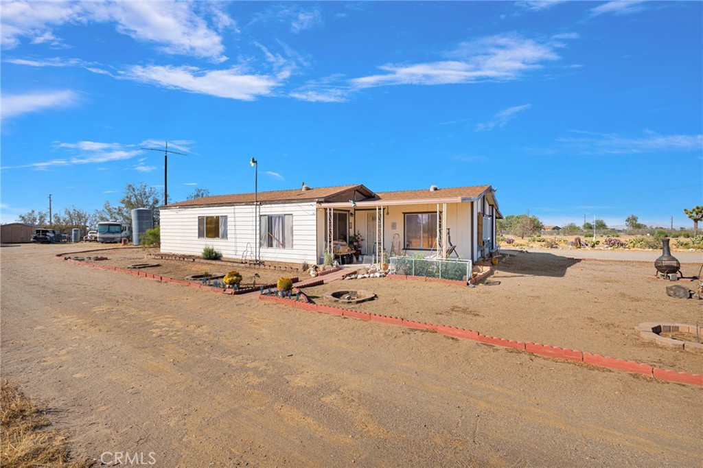 https://media.crmls.org/medias/85863c63-94b1-4989-a22b-be917322a4c3.jpg?preset=X-Large