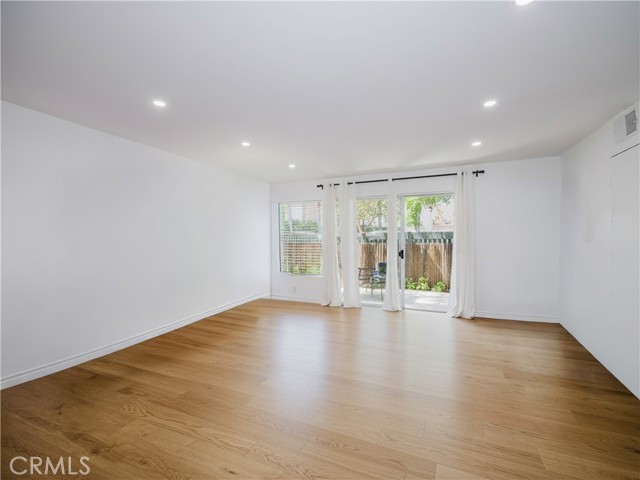 Detail Gallery Image 4 of 25 For 5700 Etiwanda Ave #102,  Tarzana,  CA 91356 - 3 Beds | 2 Baths