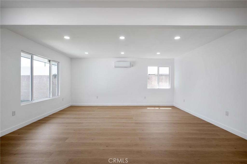 https://media.crmls.org/medias/858ae895-b08e-433c-91b8-fe16ba08362a.jpg?preset=X-Large