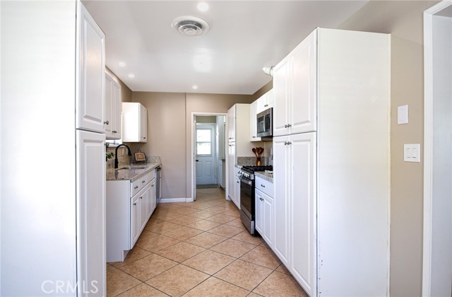 Detail Gallery Image 8 of 36 For 248 N Palm Ave, Hemet,  CA 92543 - 3 Beds | 2/1 Baths