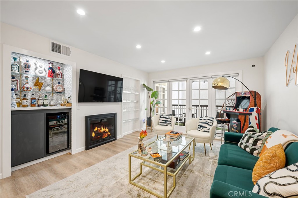 906 N Doheny Drive #318