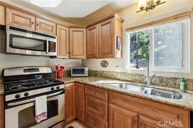 Detail Gallery Image 11 of 47 For 460 Pioneer Rd, Lake Arrowhead,  CA 92352 - 3 Beds | 1/2 Baths