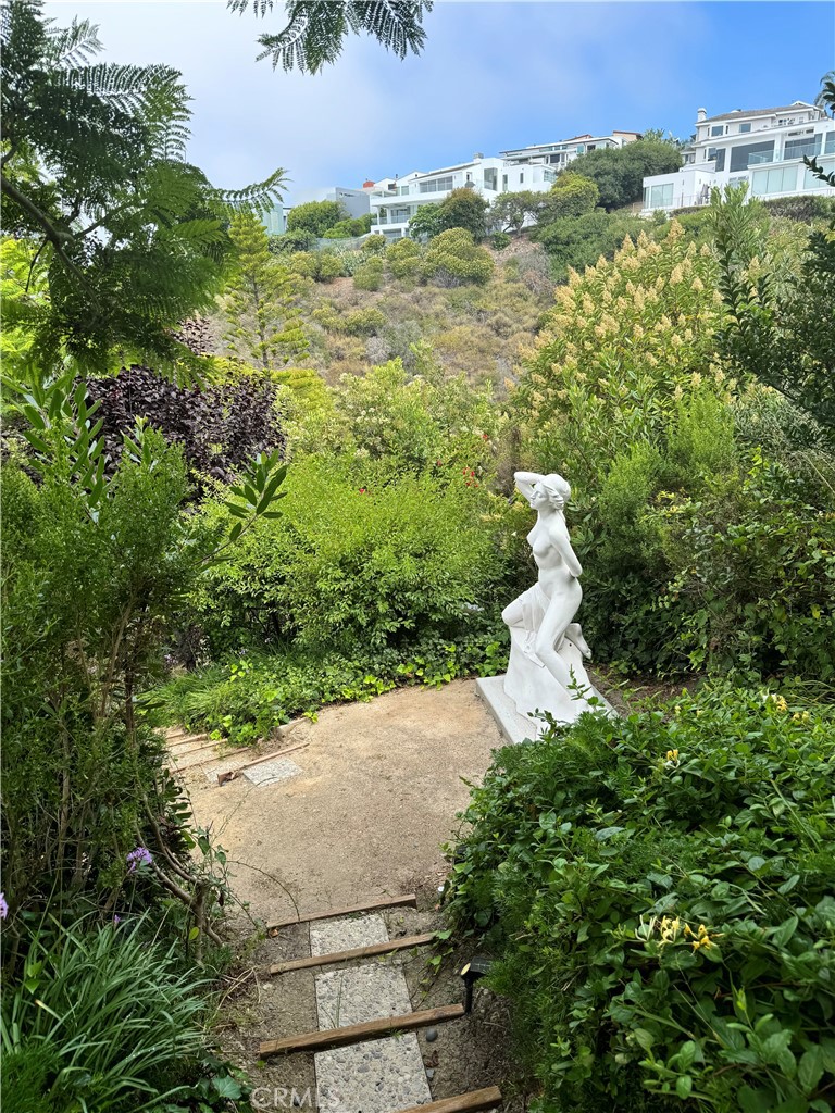 https://media.crmls.org/medias/858f3224-ccba-4f57-9839-a6a865a42135.jpg?preset=X-Large