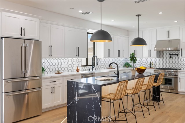 Detail Gallery Image 4 of 34 For 22002 Ocean Ave, Torrance,  CA 90503 - 4 Beds | 4/1 Baths