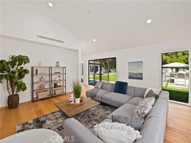 5702 Lubao Avenue, Woodland Hills CA: https://media.crmls.org/medias/85920ca3-3688-4e25-a76b-3fe3045b8964.jpg