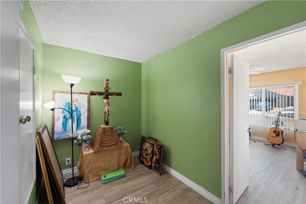 https://media.crmls.org/medias/8592a80d-409d-4522-b440-ee37d5cdfdf3.jpg?preset=X-Large