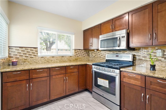 Detail Gallery Image 16 of 47 For 8111 Canby Ave #1,  Reseda,  CA 91335 - 4 Beds | 2/1 Baths