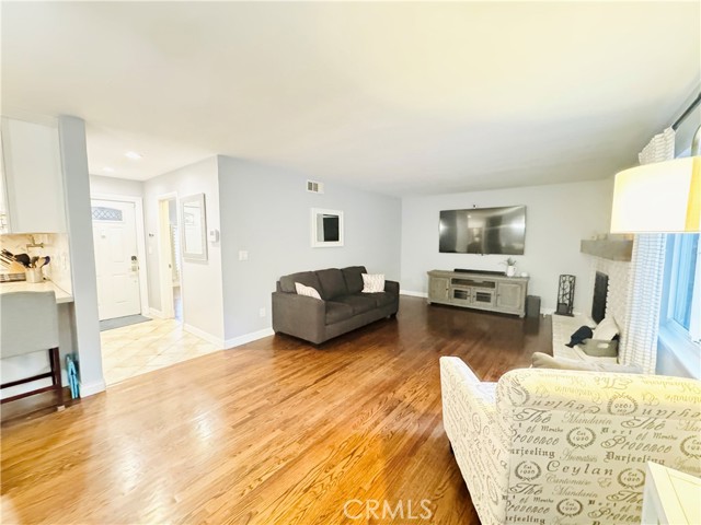 Detail Gallery Image 2 of 44 For 11905 Paso Robles, Granada Hills,  CA 91344 - 4 Beds | 3 Baths