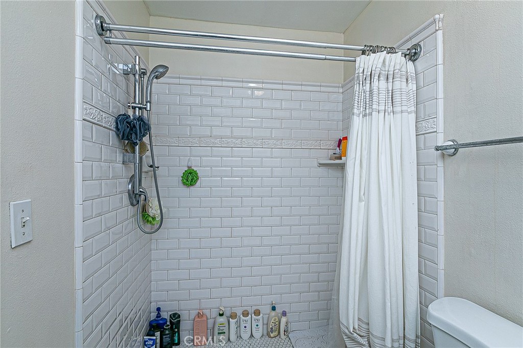 https://media.crmls.org/medias/859d5ff2-87ba-4ca4-917e-d12d4b29fc15.jpg?preset=X-Large
