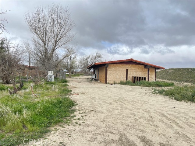 Detail Gallery Image 1 of 15 For 15981 Gaskell Rd, Rosamond,  CA 93560 - 4 Beds | 1 Baths