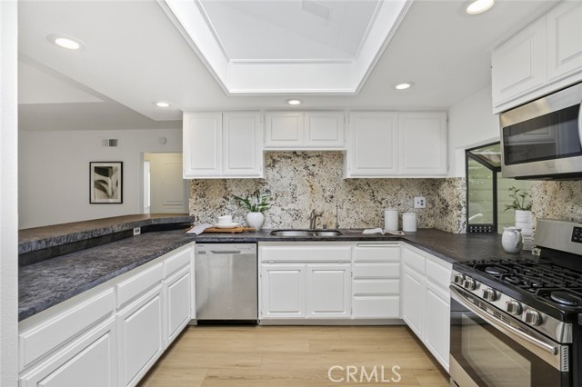 983 Oak Street, Costa Mesa CA: https://media.crmls.org/medias/85a2f28e-c571-431b-bd72-fbfea0fd90e4.jpg