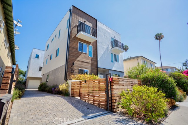 11637 1/2 Burbank Blvd
