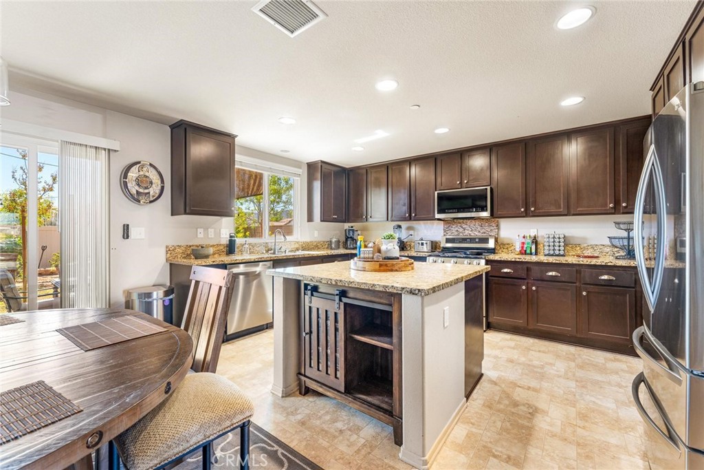 https://media.crmls.org/medias/85a77b81-62e3-4142-b339-de3c58b359ae.jpg?preset=X-Large