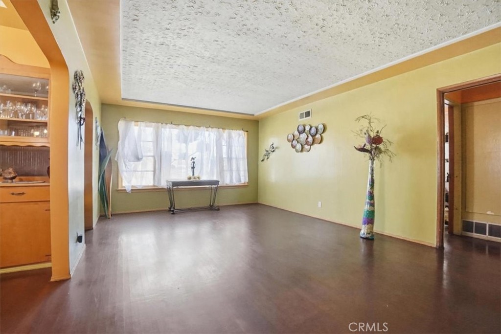 https://media.crmls.org/medias/85ab407a-b9f1-4a63-a7ba-acbbd0be15f5.jpg?preset=X-Large