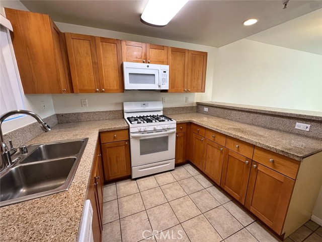 Detail Gallery Image 4 of 21 For 7551 Jordan #304,  Canoga Park,  CA 91303 - 3 Beds | 2 Baths