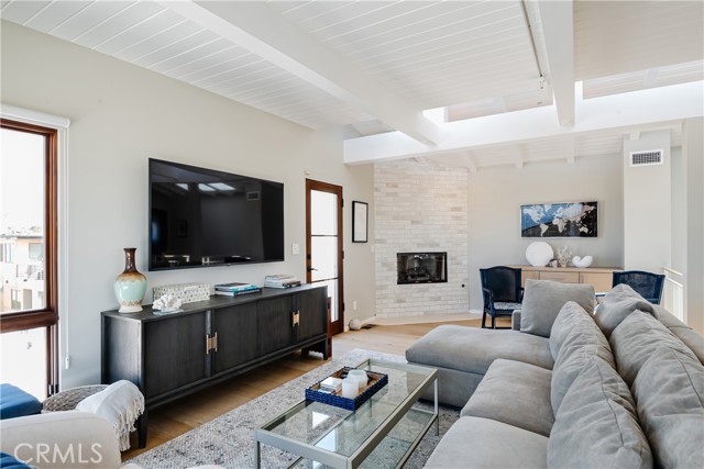 221 36th Street, Manhattan Beach, California 90266, 3 Bedrooms Bedrooms, ,3 BathroomsBathrooms,Residential,Sold,36th,SB22069794
