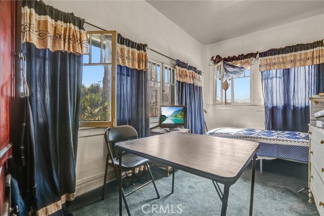 1470 W Adams Boulevard, Los Angeles CA: https://media.crmls.org/medias/85af182f-b1e8-4e0a-bbd5-a773bdb9c45e.jpg