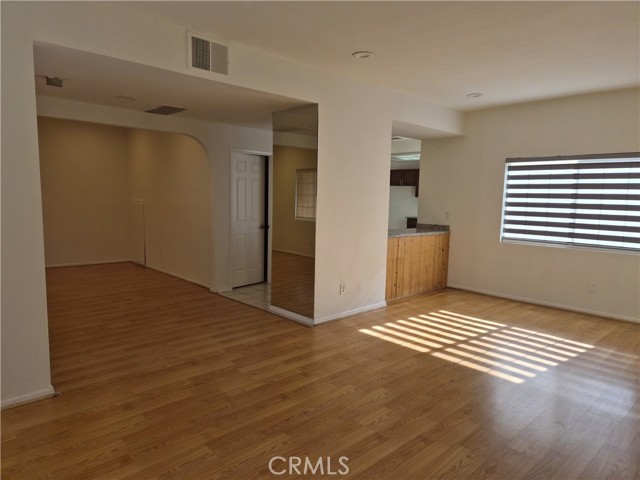 Detail Gallery Image 10 of 33 For 7615 Glade Ave #115,  Canoga Park,  CA 91304 - 3 Beds | 2/1 Baths
