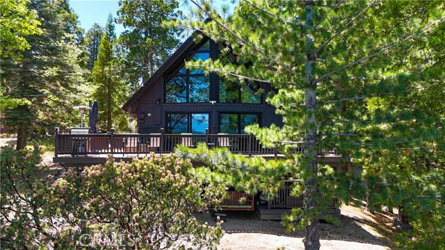 553 Pioneer Road, Lake Arrowhead CA: https://media.crmls.org/medias/85b0eb1e-a06c-450f-8732-02bbdad45504.jpg