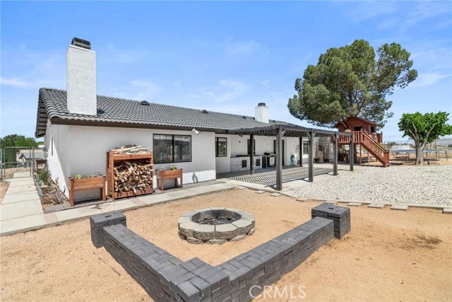 Detail Gallery Image 4 of 22 For 13651 1st Ave, Victorville,  CA 92395 - 3 Beds | 2 Baths