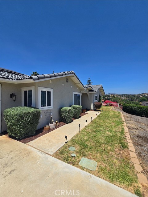 Detail Gallery Image 3 of 31 For 2059 Summit Dr, Escondido,  CA 92025 - 3 Beds | 2 Baths