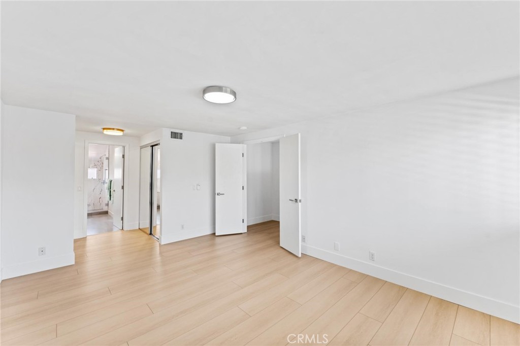 https://media.crmls.org/medias/85b880f5-778e-43e8-931c-ef6909e40092.jpg?preset=X-Large