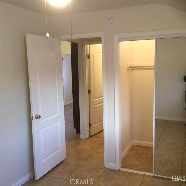 Detail Gallery Image 5 of 12 For 121 Roberts, Bakersfield,  CA 93308 - 2 Beds | 1 Baths