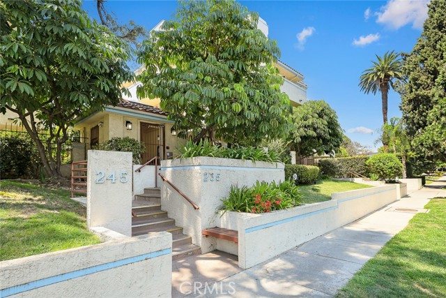 245 S Holliston Avenue, Pasadena CA: https://media.crmls.org/medias/85b97c5f-12d3-42a3-a89c-982f99cff429.jpg