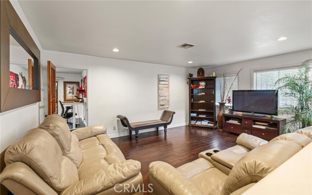Detail Gallery Image 5 of 35 For 5048 W 121st St, Hawthorne,  CA 90250 - 4 Beds | 2/1 Baths