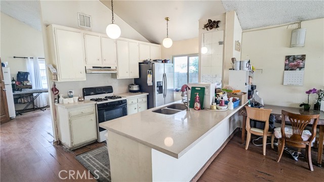 13522 Carnaby Street, Cerritos CA: https://media.crmls.org/medias/85ba5c84-f13e-43dd-95d0-309eaeceb3d2.jpg