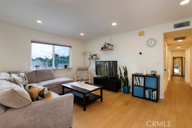 Detail Gallery Image 3 of 19 For 285 S Sierra Madre Bld #L,  Pasadena,  CA 91107 - 2 Beds | 2 Baths