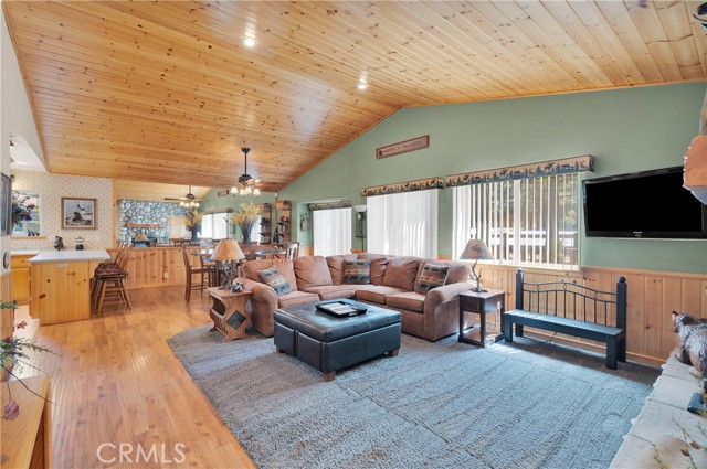 Detail Gallery Image 5 of 31 For 128 Crater Lake Rd, Big Bear Lake,  CA 92315 - 3 Beds | 2 Baths