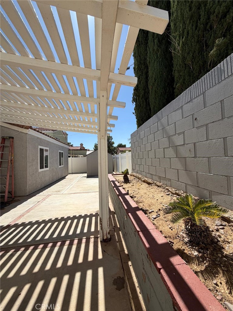 https://media.crmls.org/medias/85bde460-dd01-4735-9a57-7dfd821bb5f9.jpg?preset=X-Large